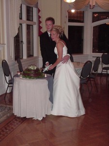 Alisa and Kirk cutting their wedding cake